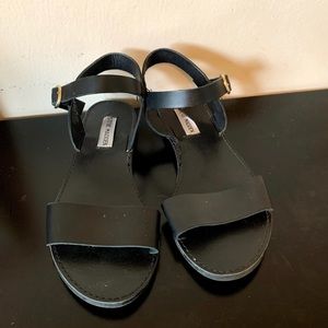 STEVE MADDEN-DONDDI FLAT SANDAL